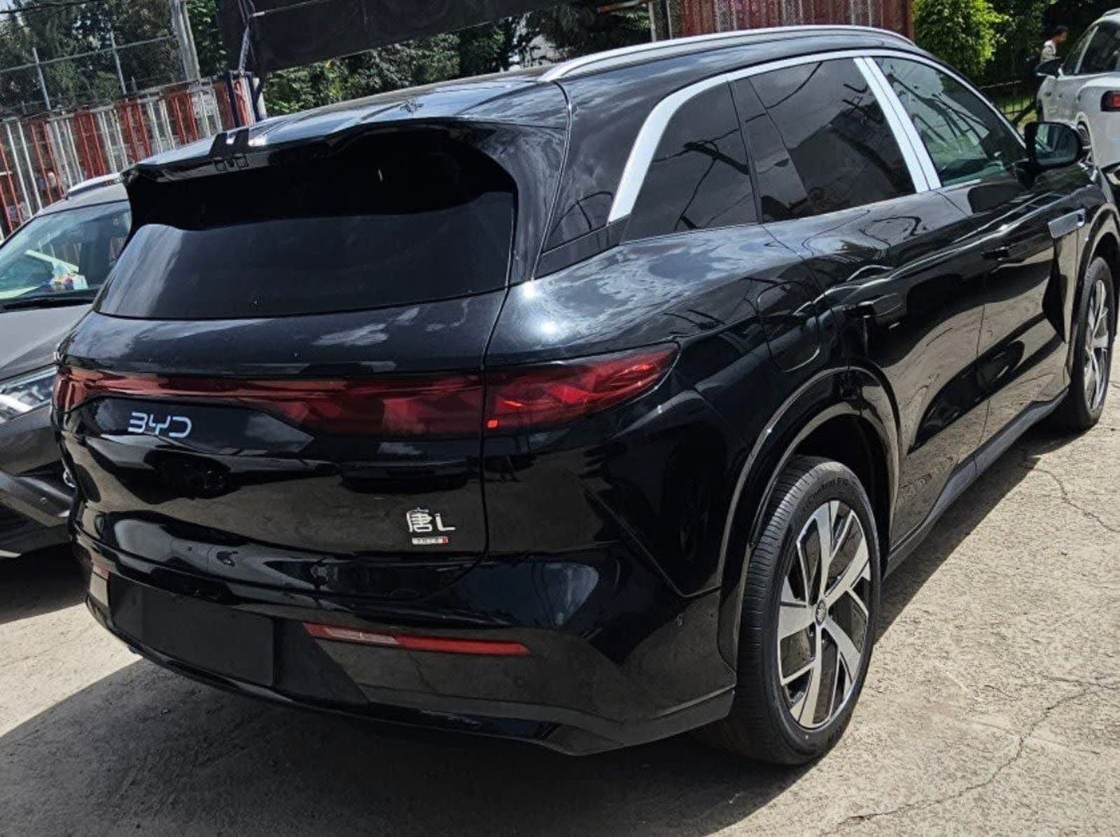 2025 BYD Tang — photo 4