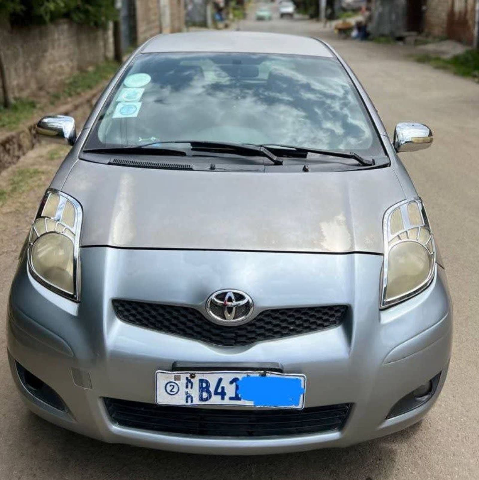 2010 Toyota Yaris Compact — photo 1