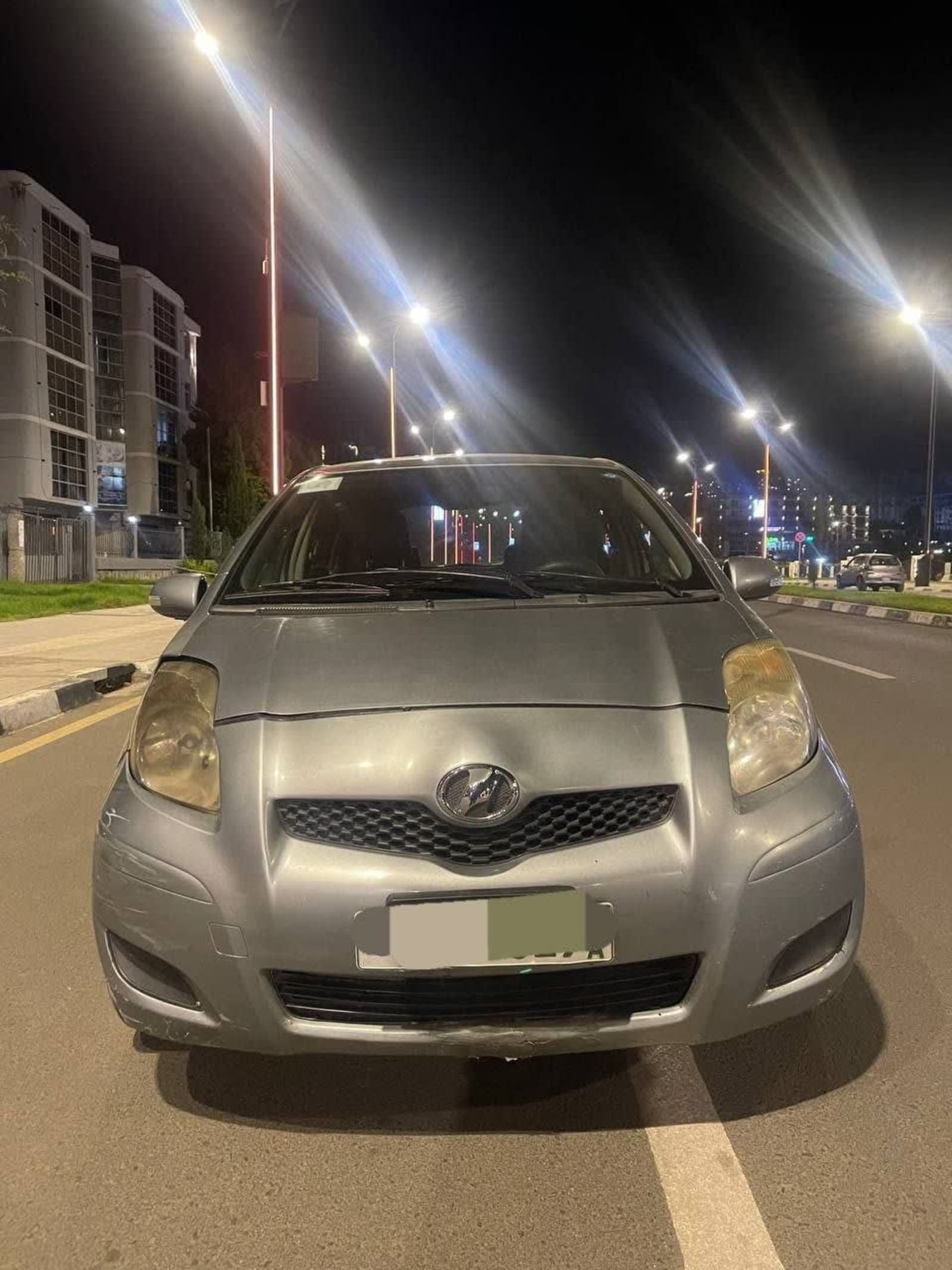 2010 Toyota Yaris Compact — photo 2