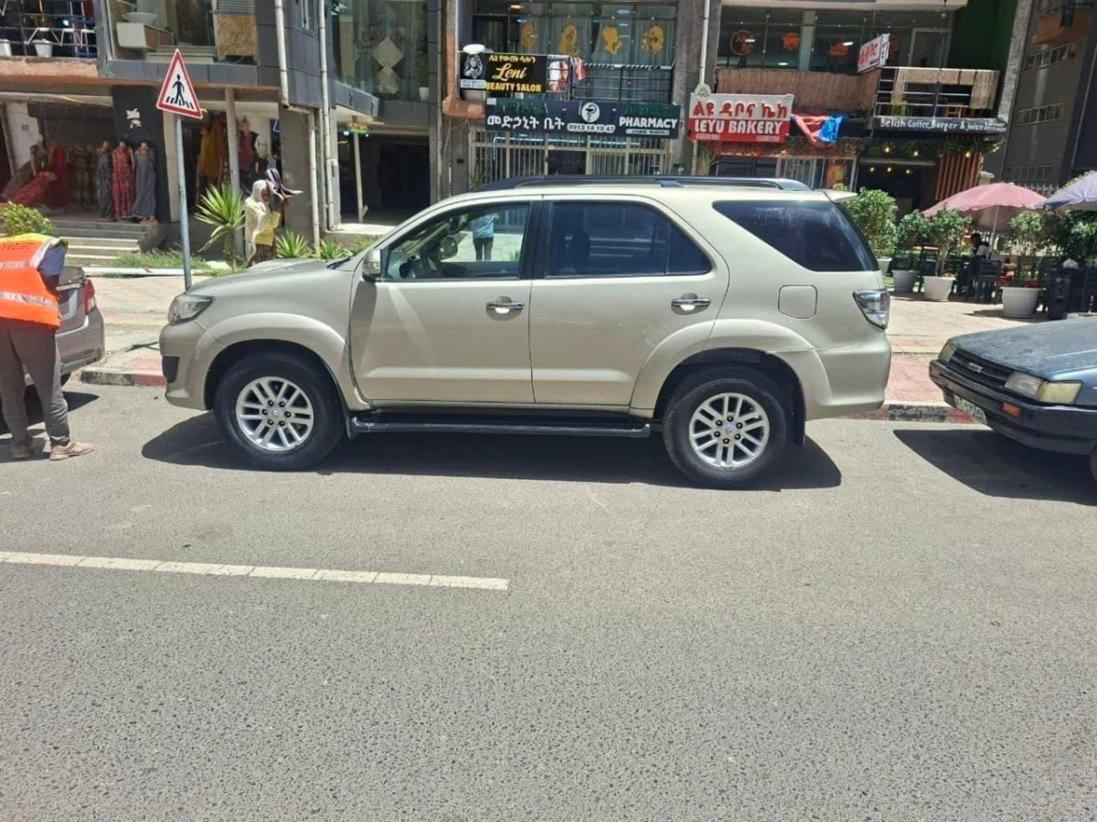 2012 Toyota Fortuner โ photo 3