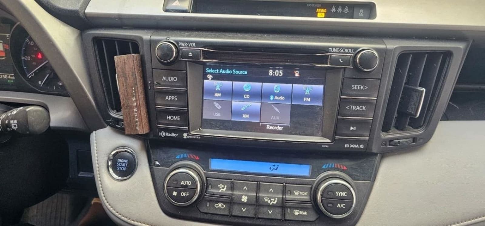 2018 Toyota RAV4 — photo 2