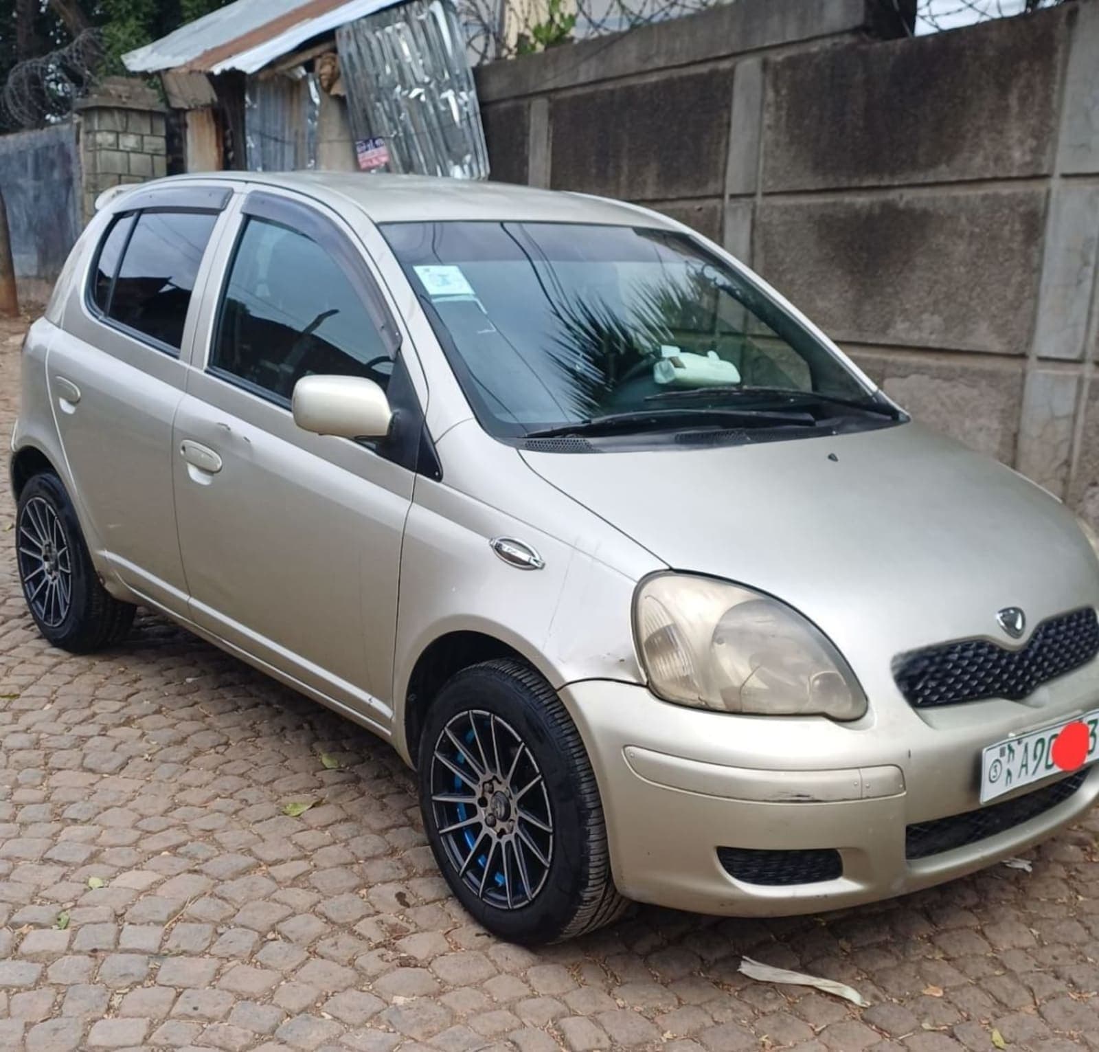 2004 Toyota Vitz — photo 1