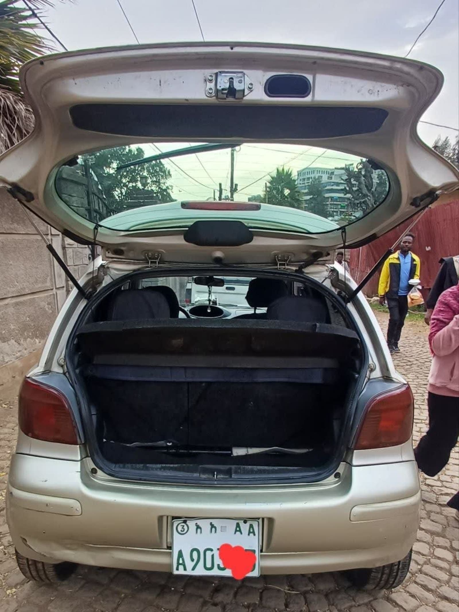 2004 Toyota Vitz — photo 2