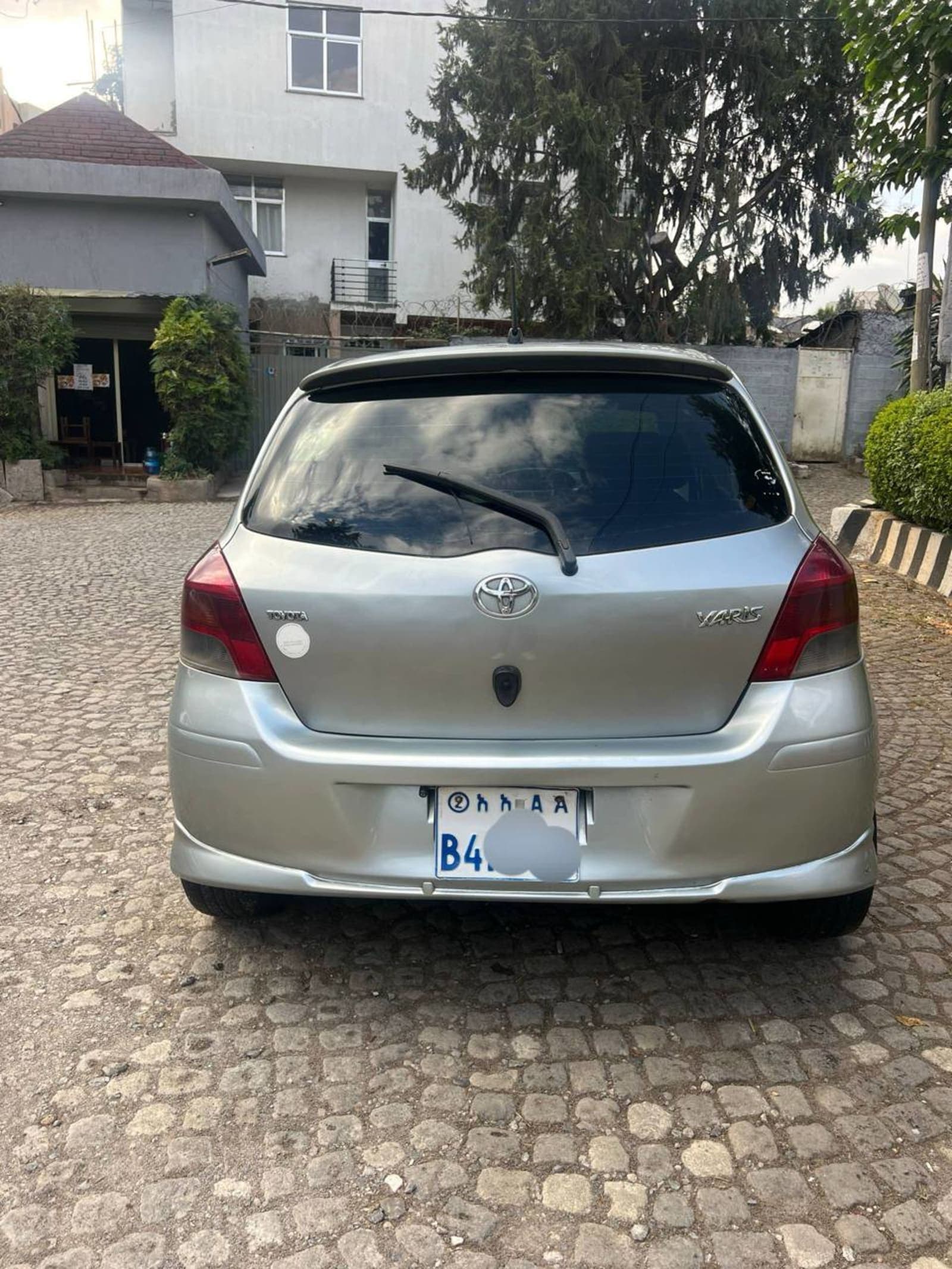 2010 Toyota Yaris Compact — photo 1
