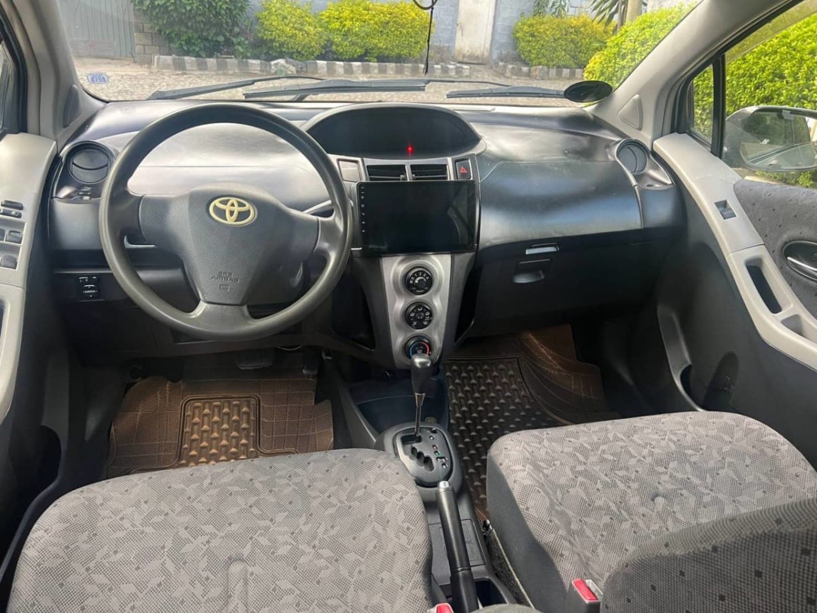 2010 Toyota Yaris Compact — photo 4