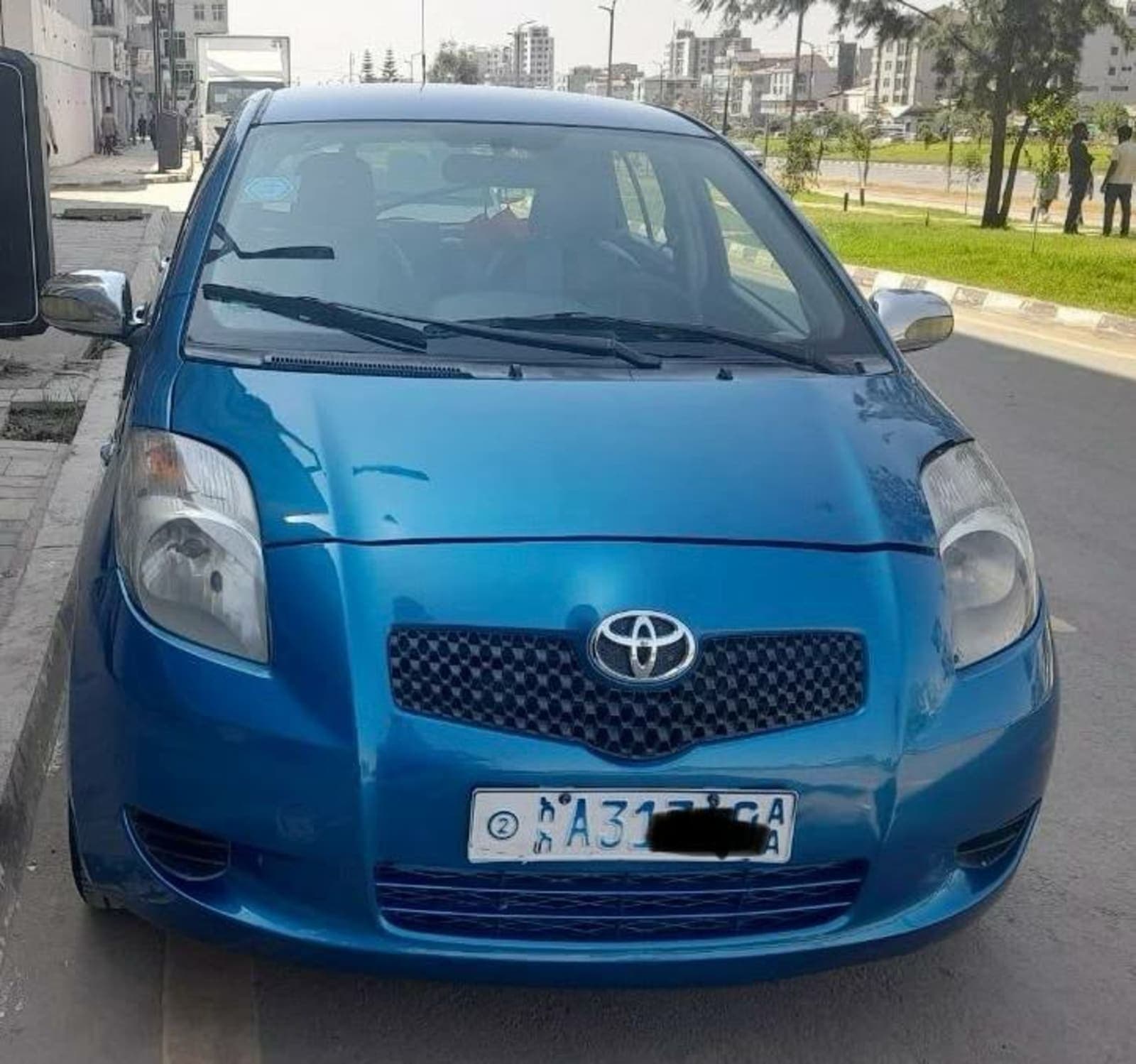 2005 Toyota Yaris Compact — photo 1