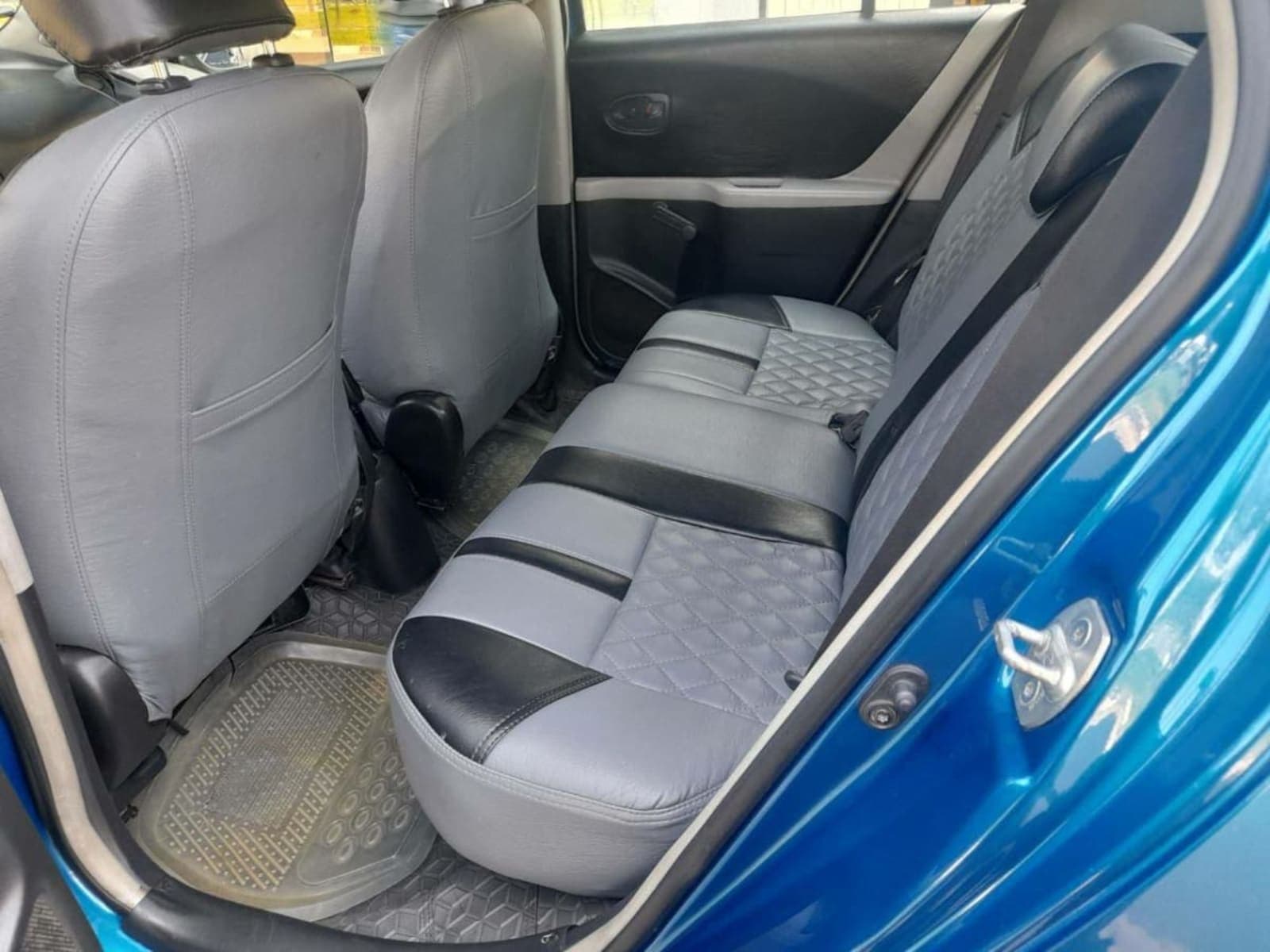 2005 Toyota Yaris Compact — photo 2