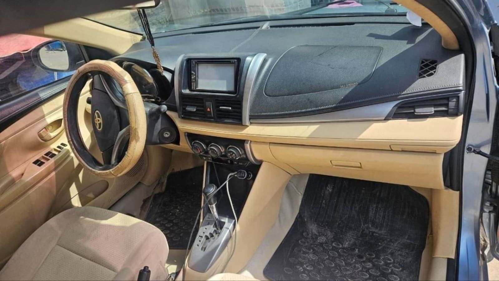 2014 Toyota Yaris Sedan — photo 4