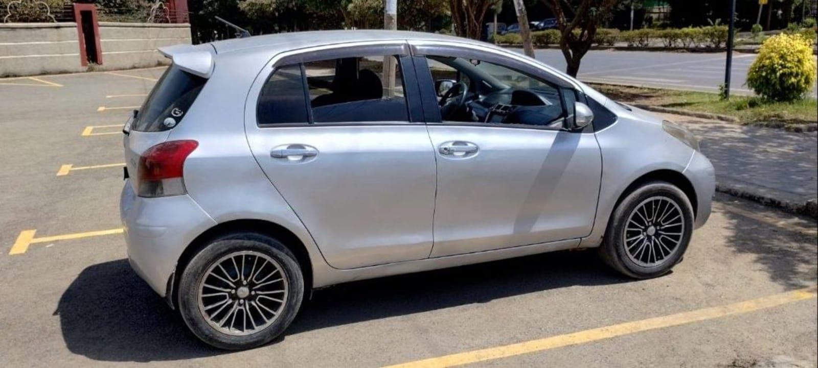 2010 Toyota Yaris — photo 4