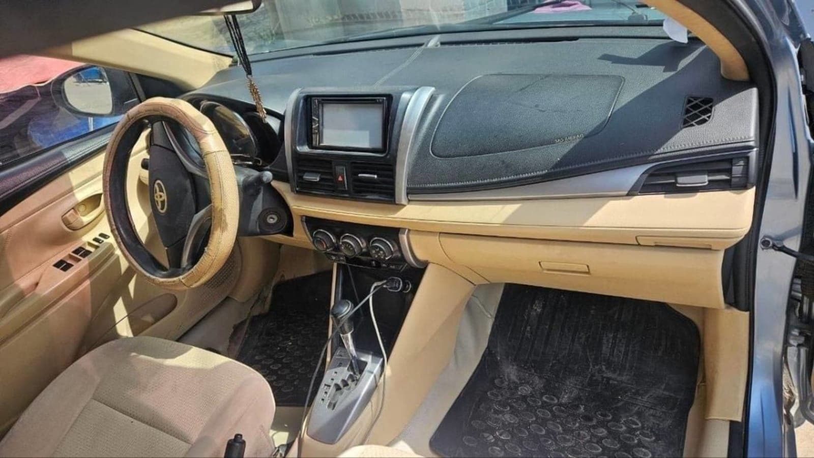 2014 Toyota Yaris — photo 3