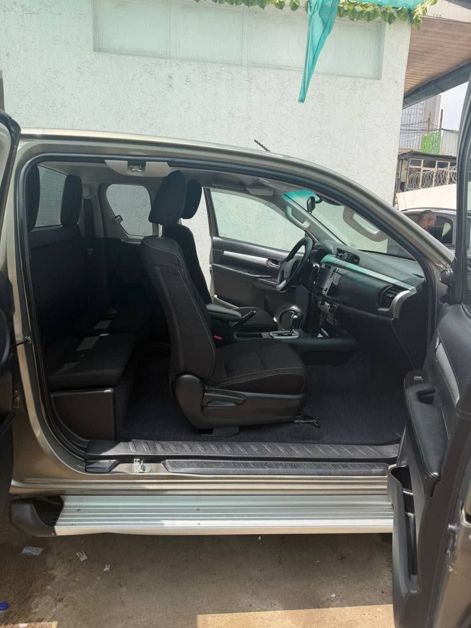 2021 Toyota Hilux Invincible — photo 3