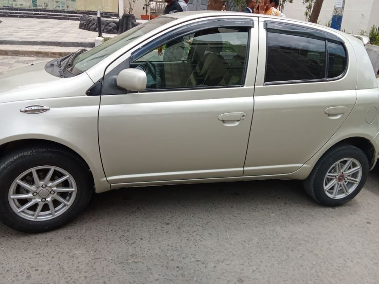 2002 Toyota Vitz — photo 1