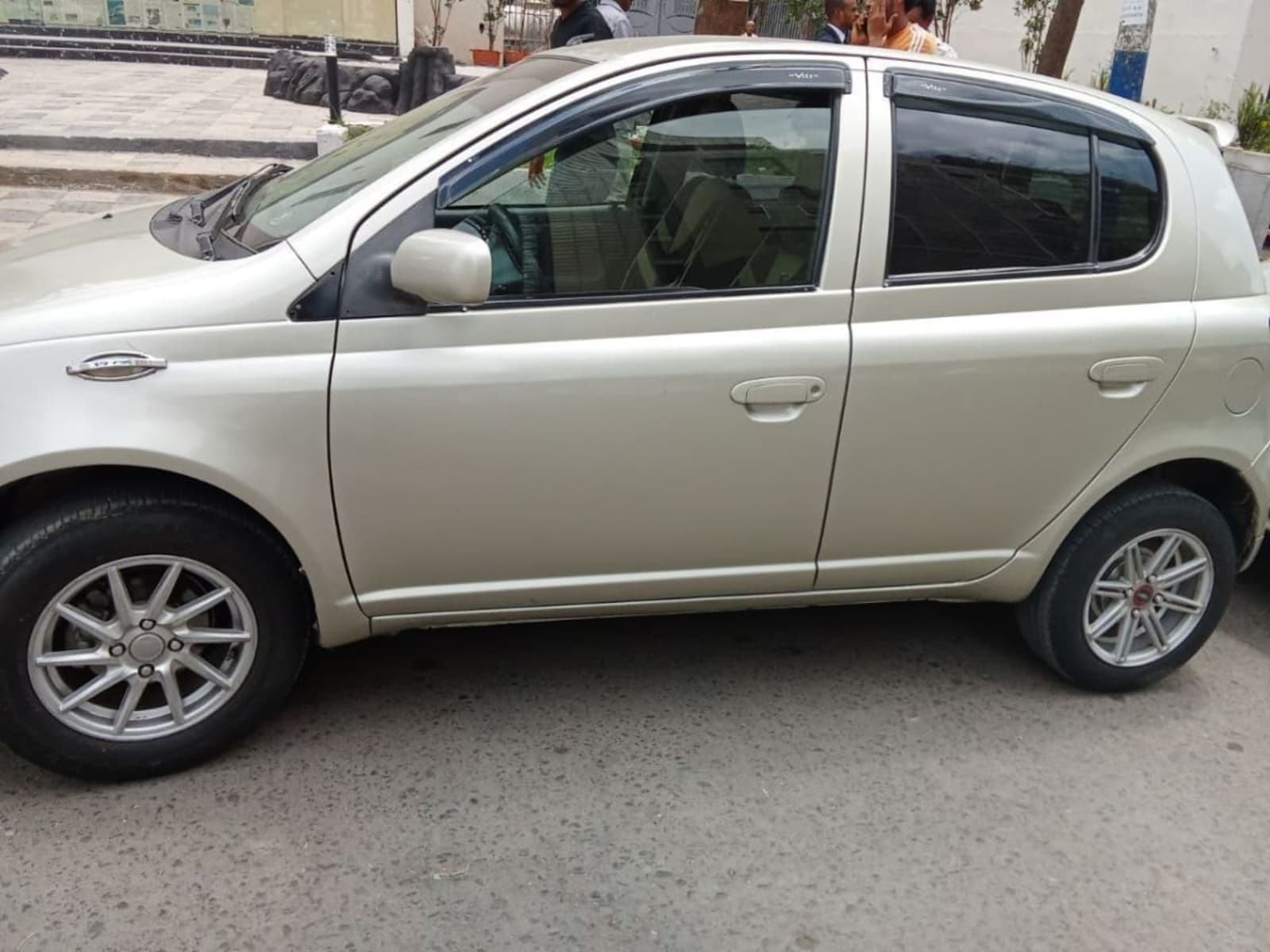 2002 Toyota Vitz — photo 2