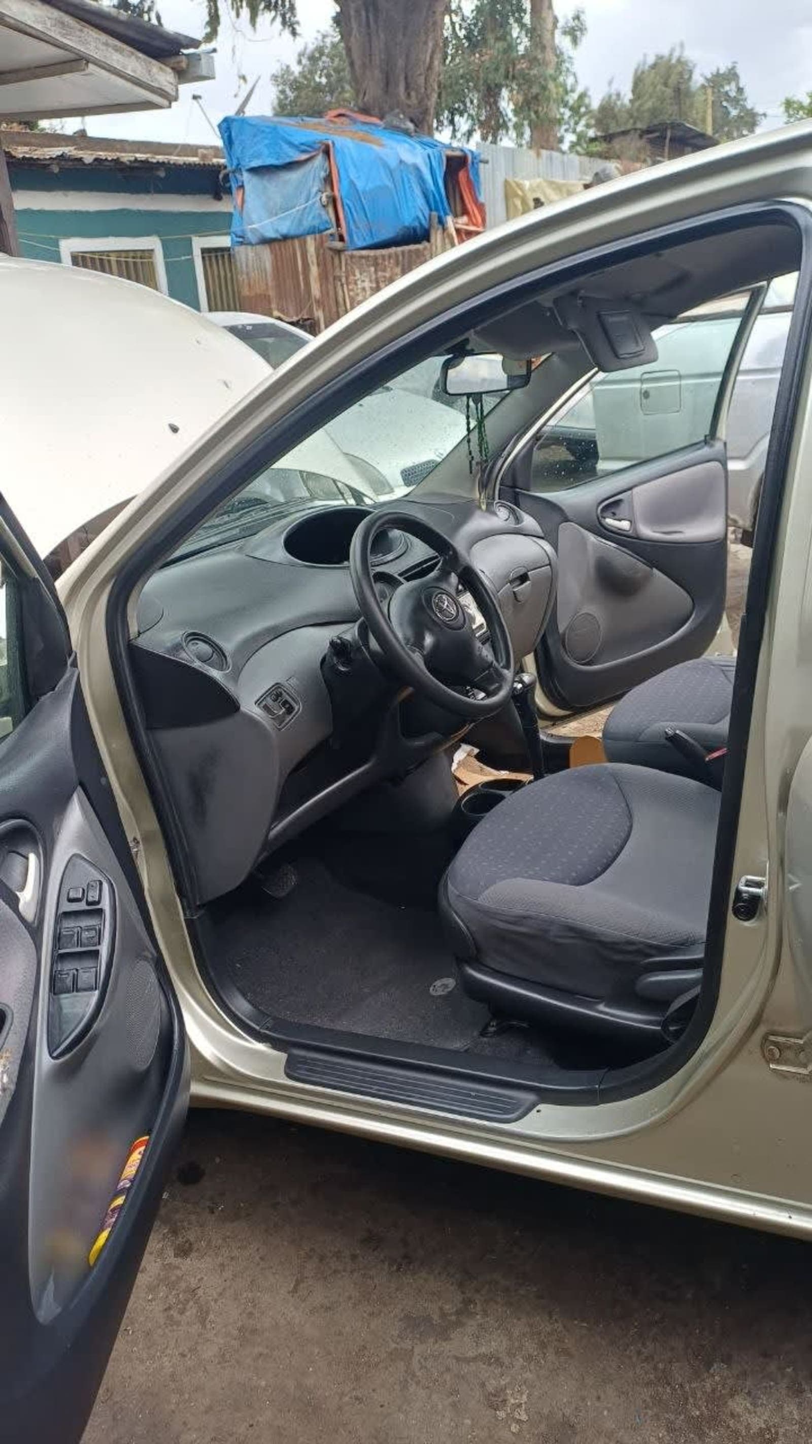 2004 Toyota Vitz — photo 2