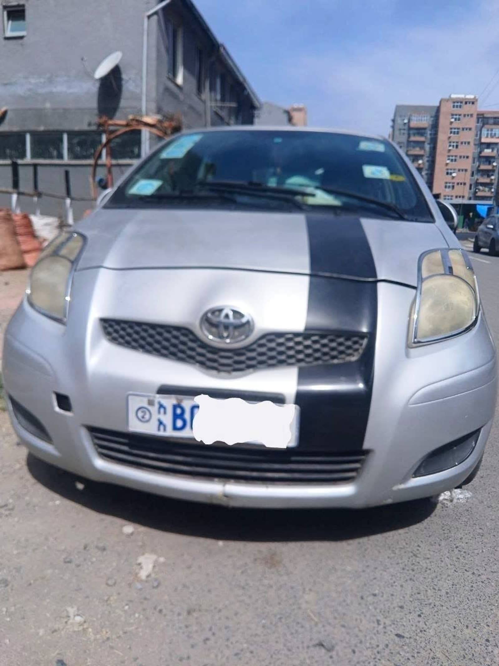 2010 Toyota Yaris compact — photo 1