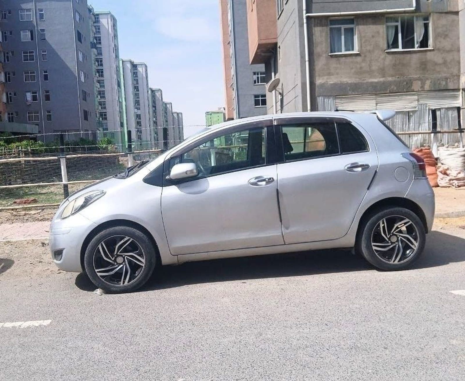 2010 Toyota Yaris compact — photo 4