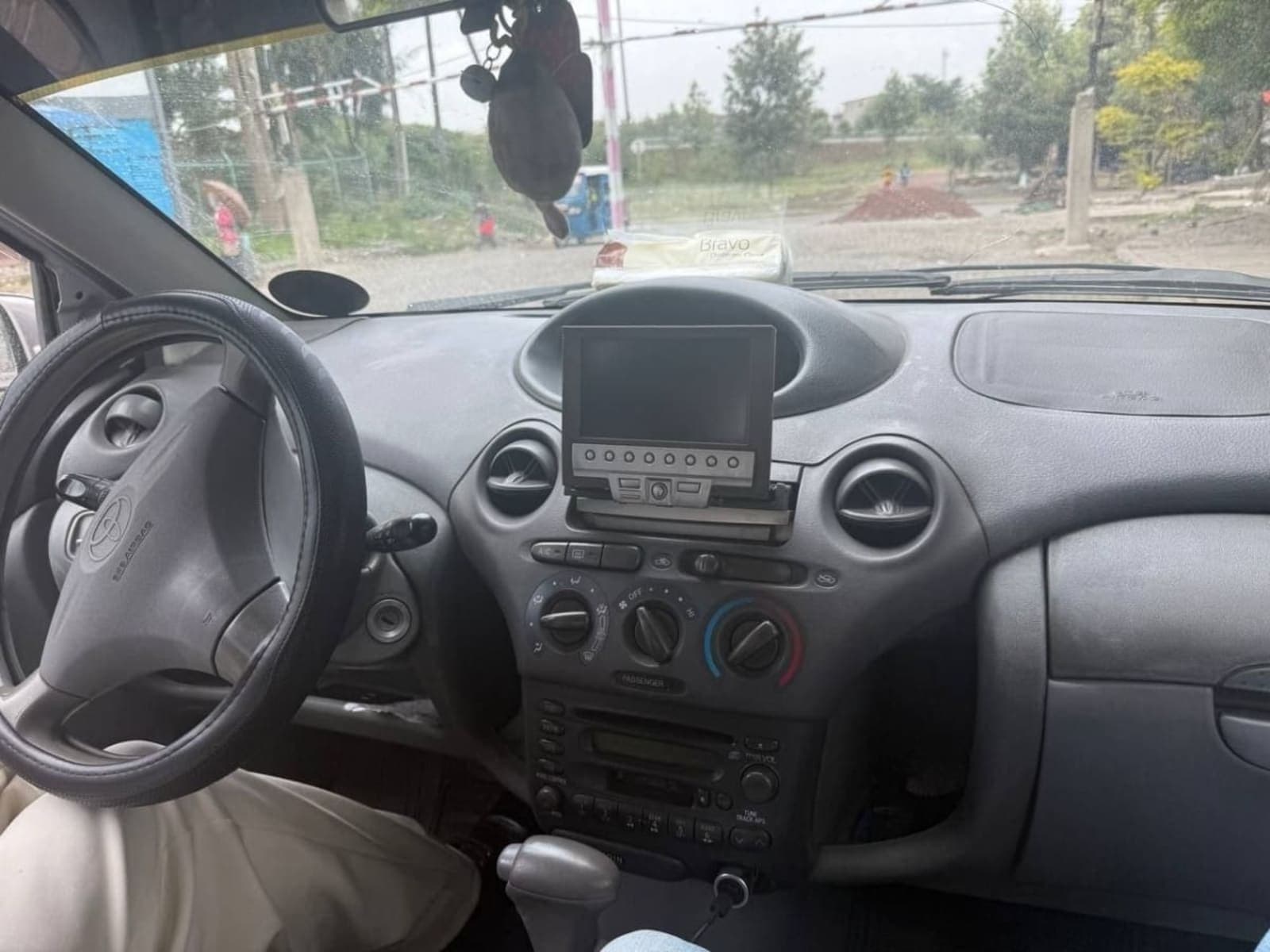 2001 Toyota Vitz — photo 1