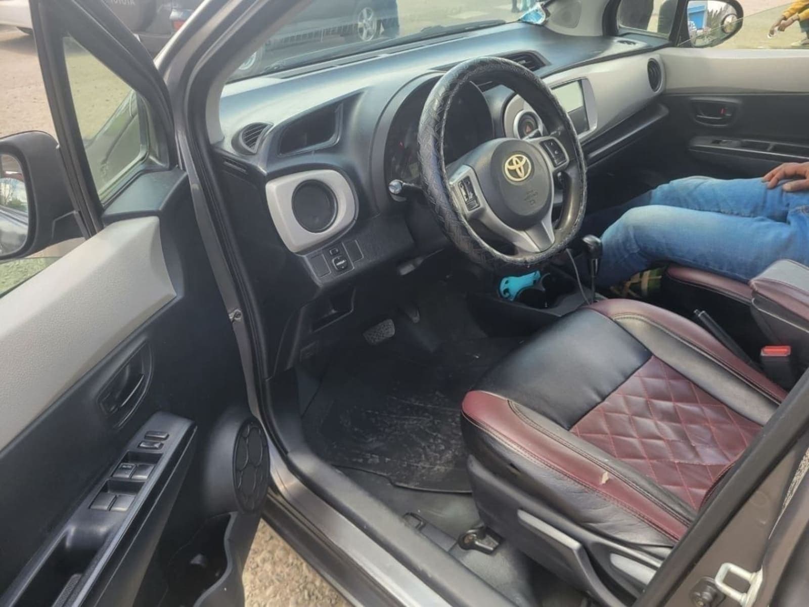 2012 Toyota Yaris Compact — photo 3