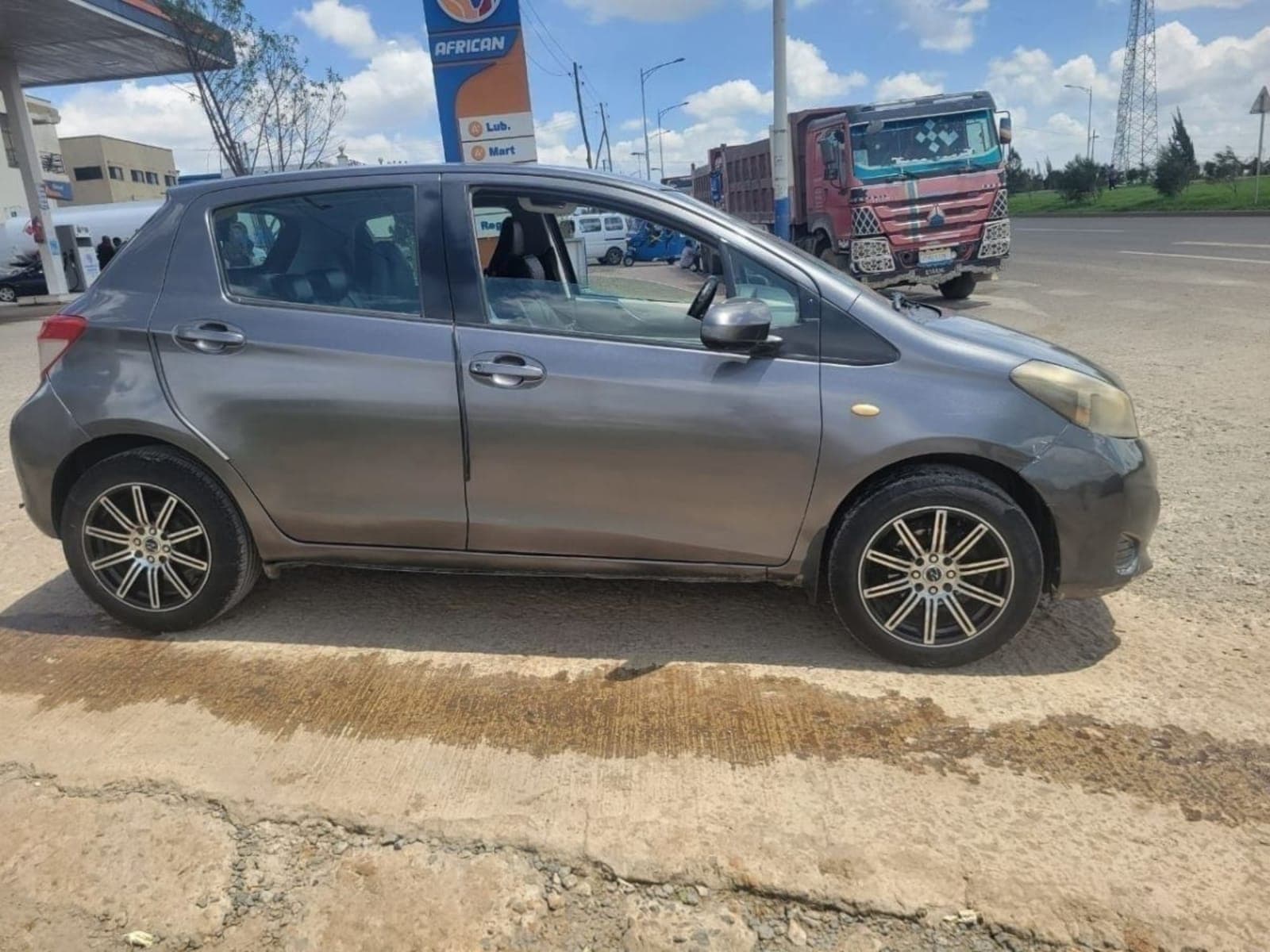 2012 Toyota Yaris Compact — photo 4