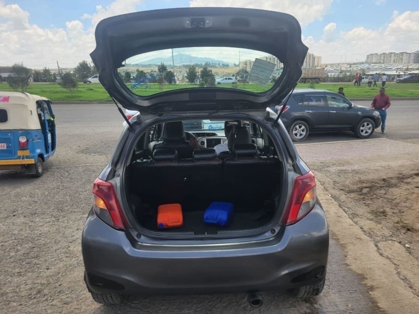 2012 Toyota Yaris Compact — photo 6