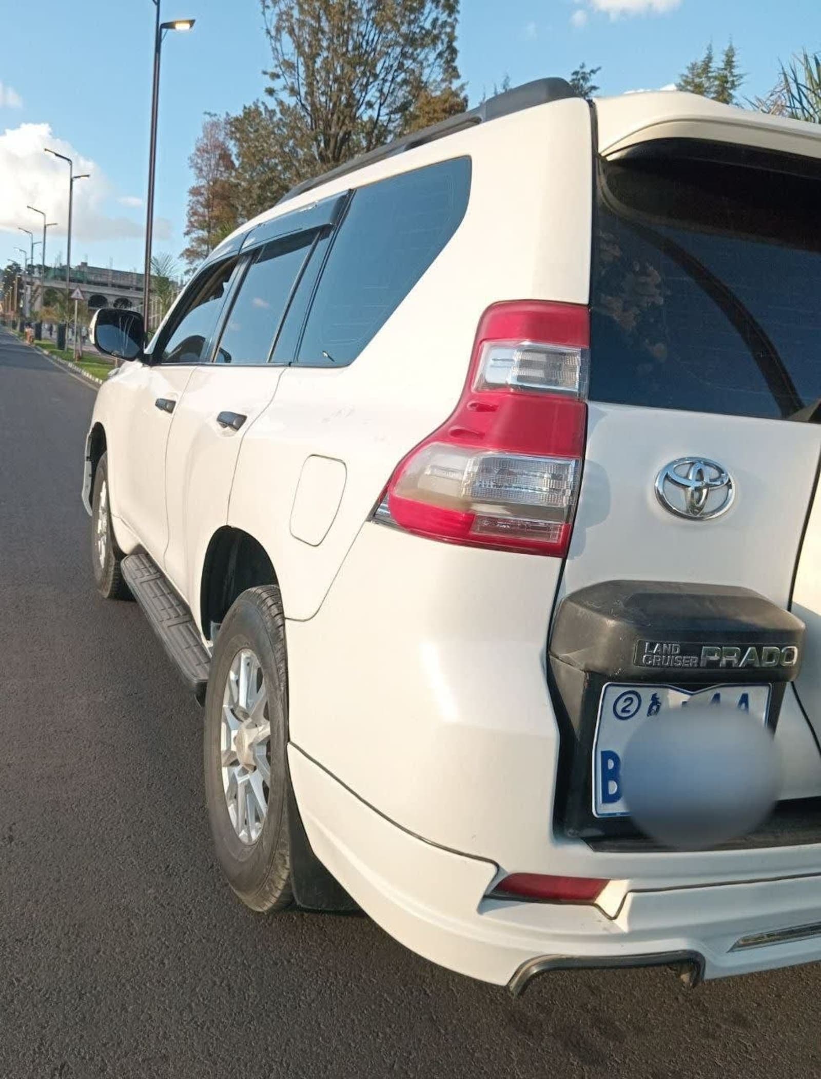 2011 Toyota Land Cruiser Prado — photo 2