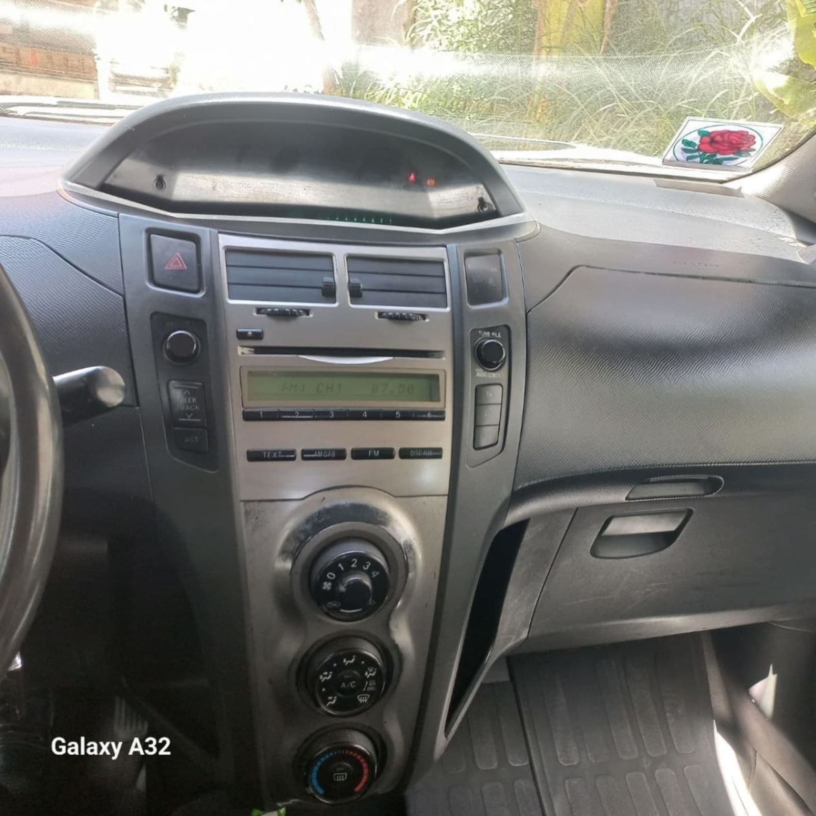2009 Toyota Yaris Compact — photo 2