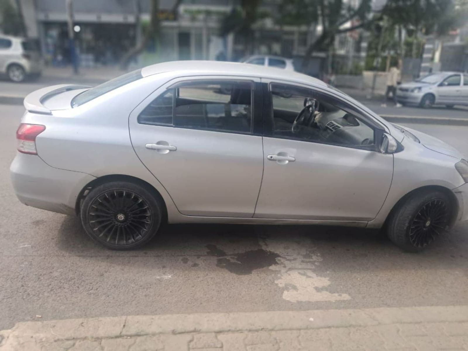 2010 Toyota Yaris Belta — photo 1