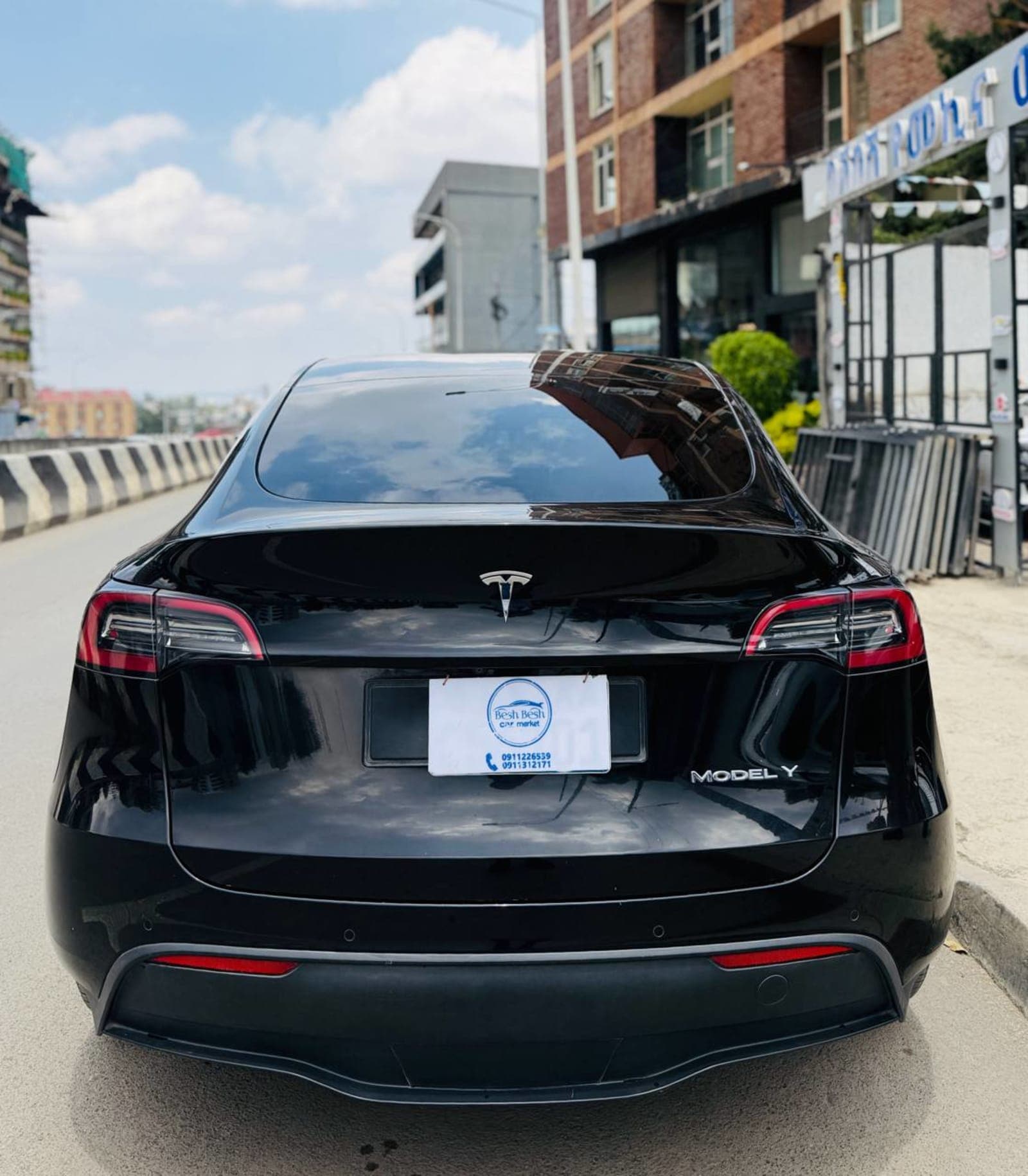 2024 Tesla Y — photo 2