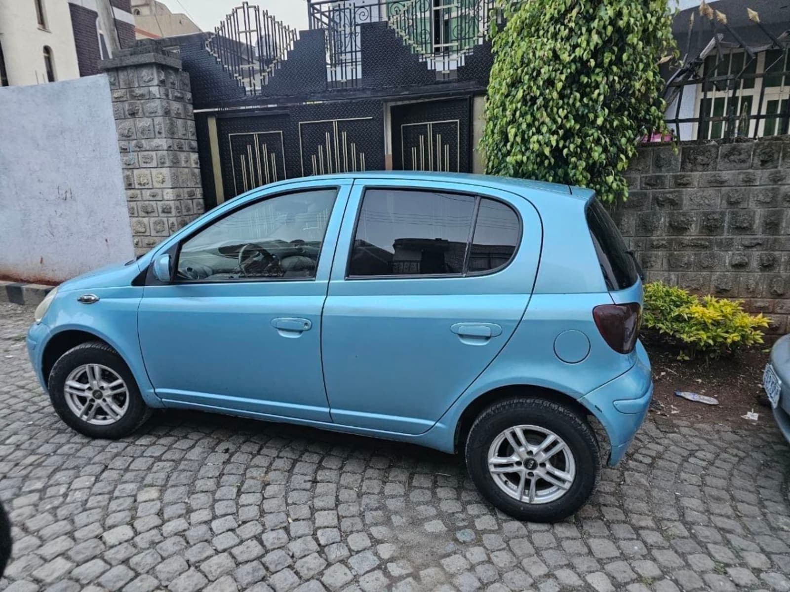 2002 Toyota Vitz — photo 2