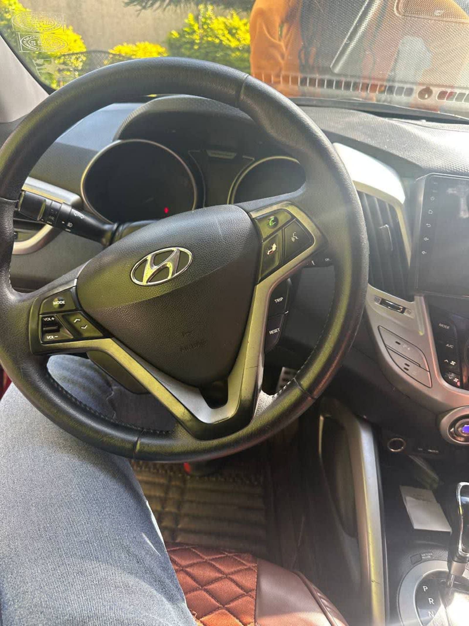 2012 Hyundai Veiostar — photo 2