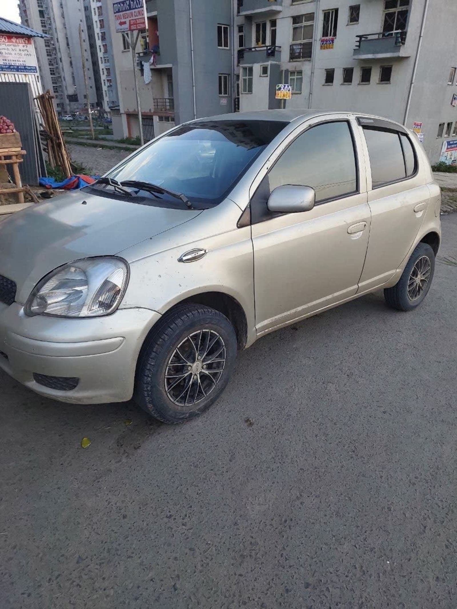 2004 Toyota Vitz — photo 1