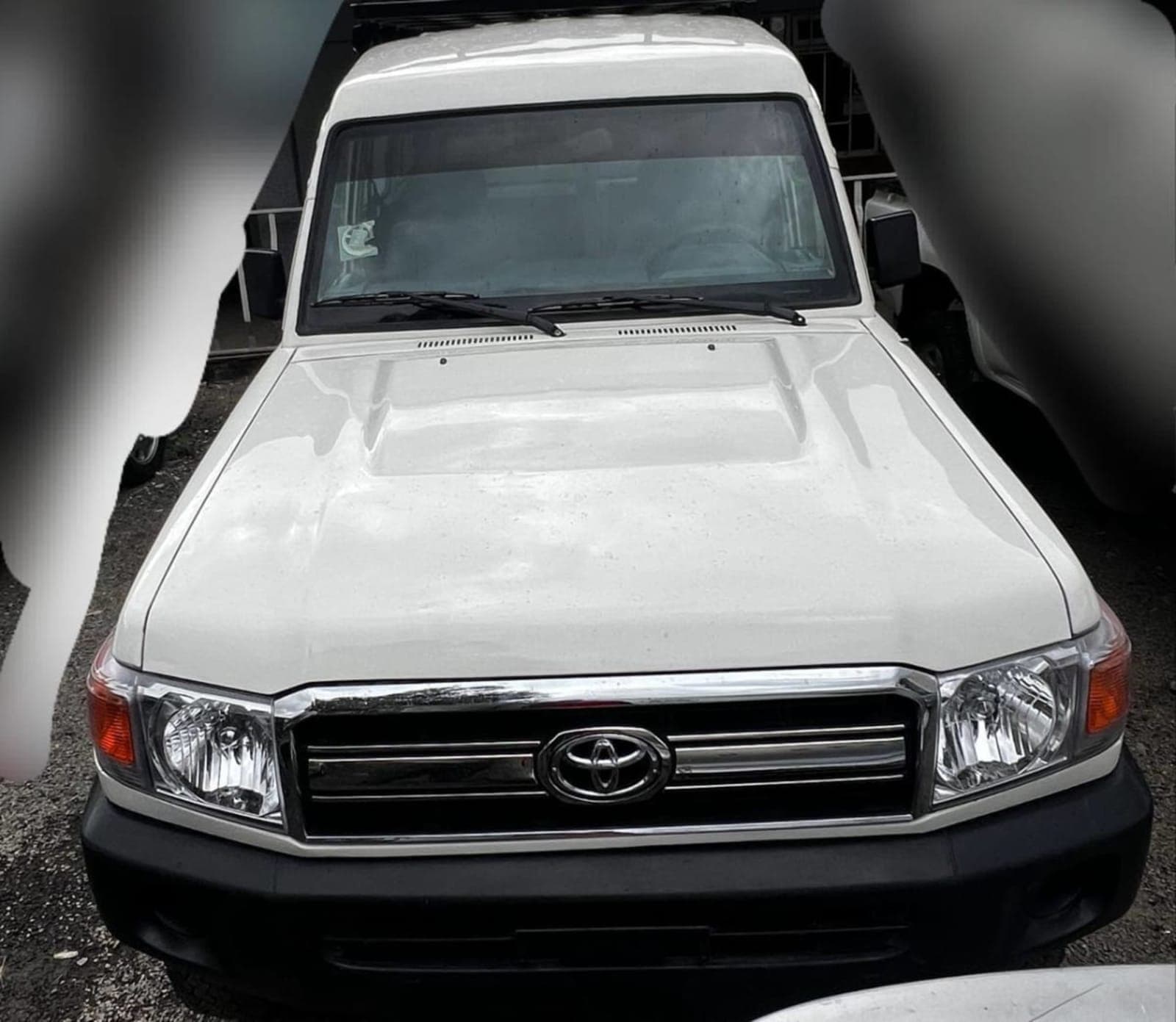 2013 Toyota Land Cruiser (LX)