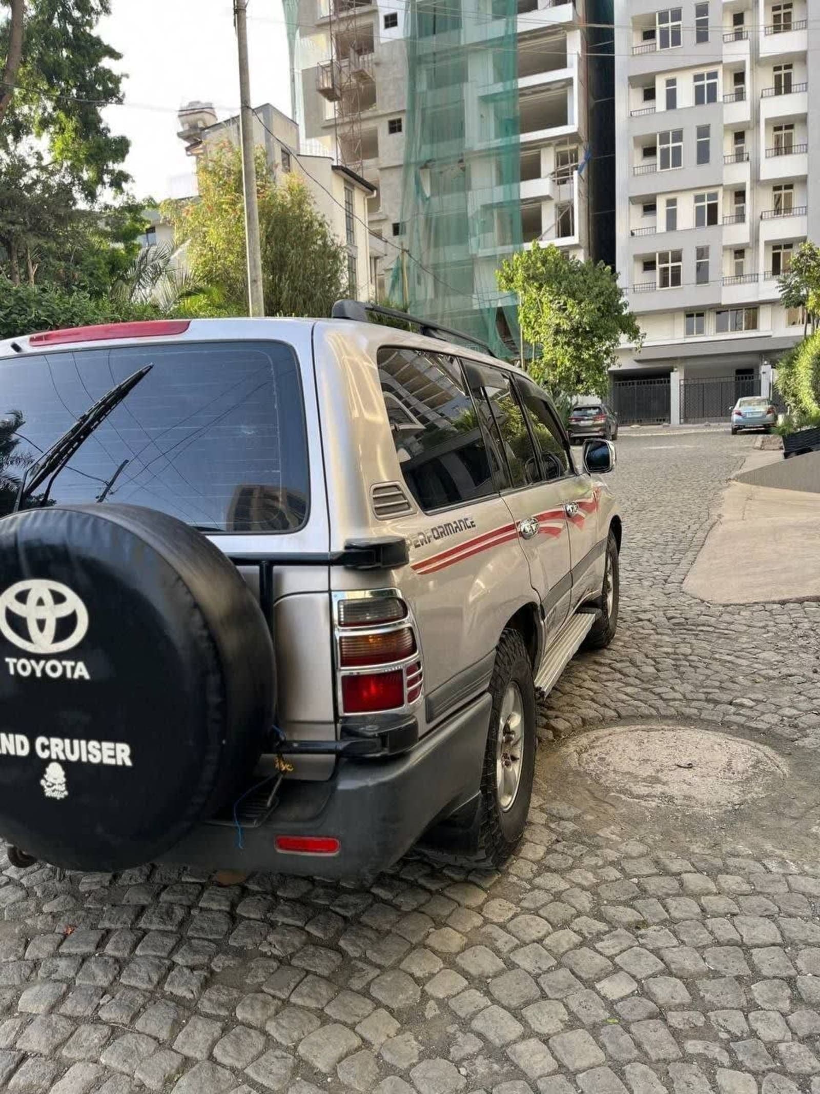 2000 Toyota Landcruiser 105 — photo 3