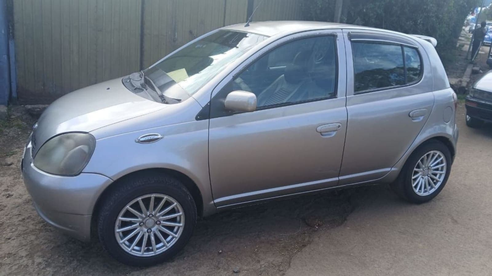 2001 Toyota Vitz — photo 2