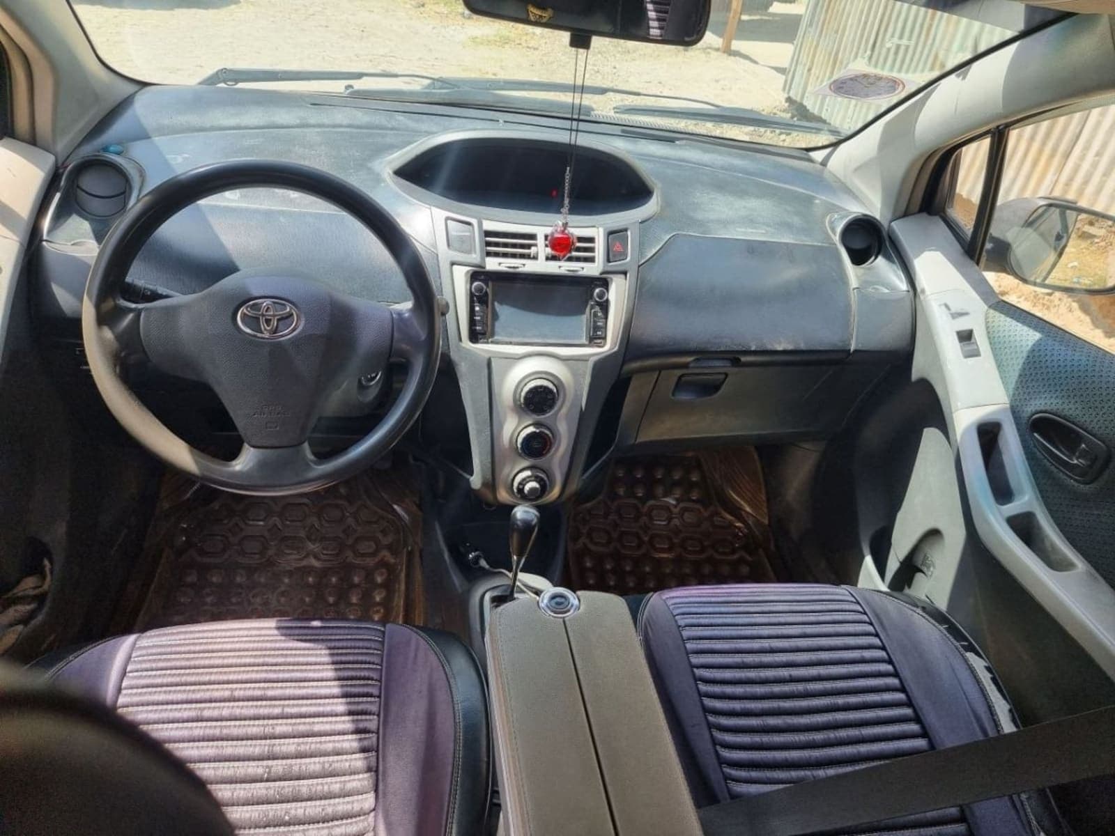 2005 Toyota Yaris Compact — photo 3