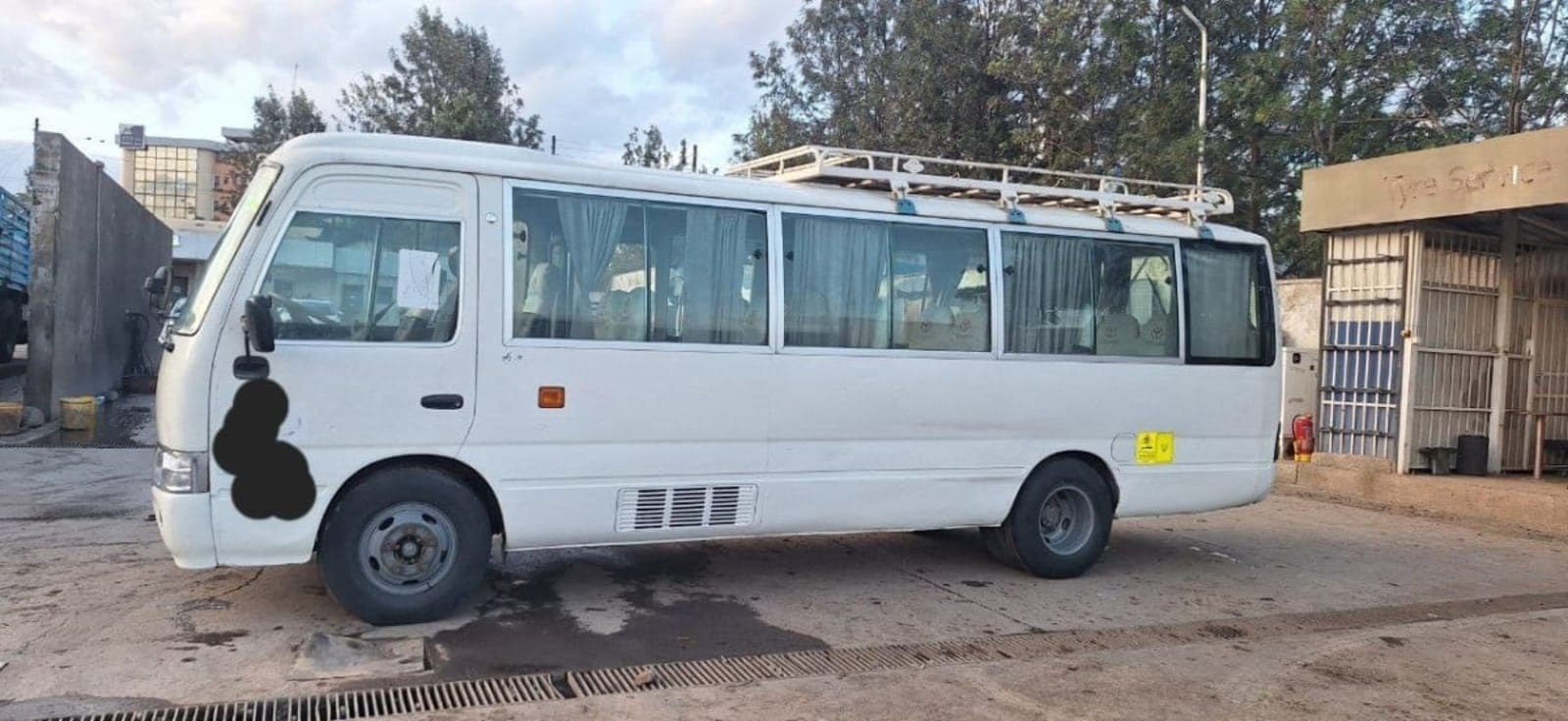 2011 Toyota Coaster — photo 1
