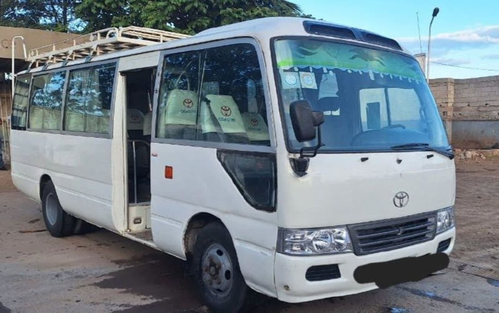2011 Toyota Coaster — photo 3