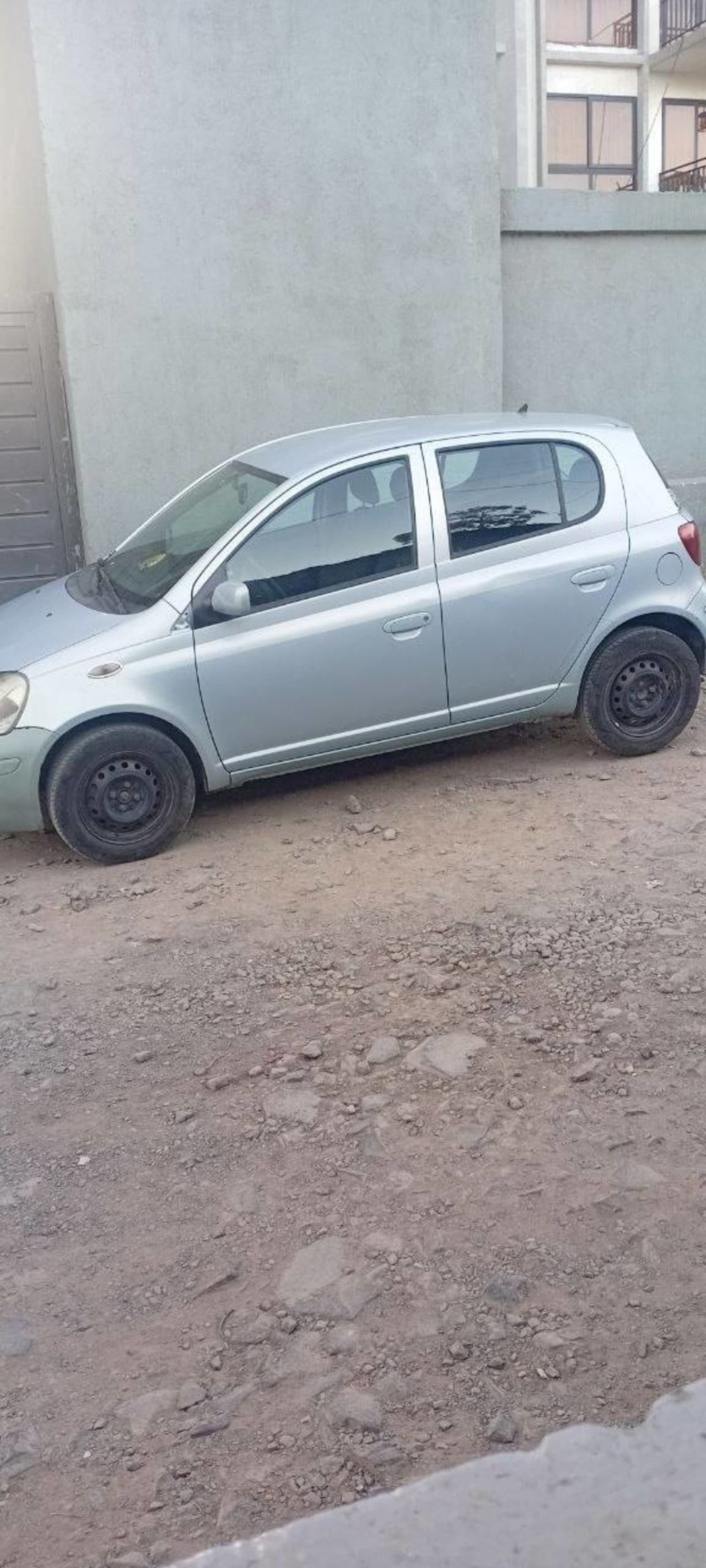2004 Toyota Vitz — photo 1