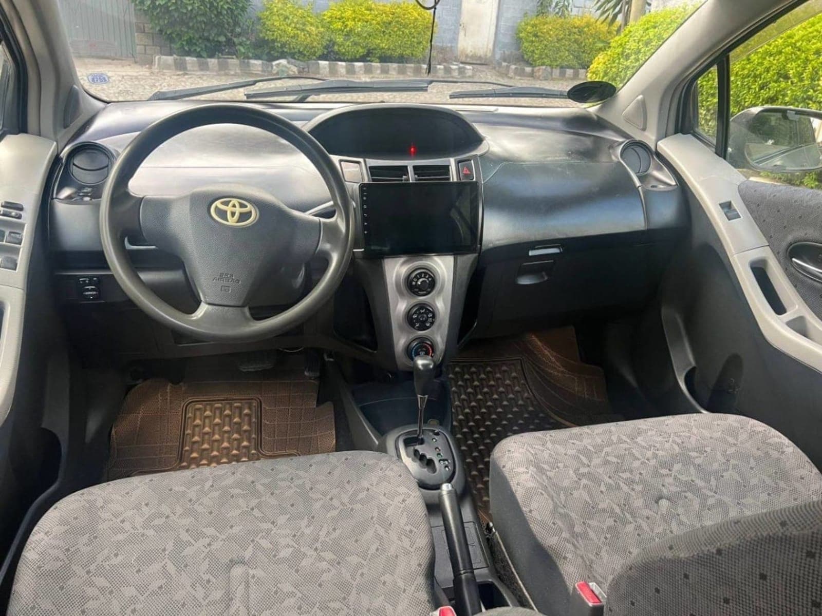 2010 Toyota Yaris — photo 4
