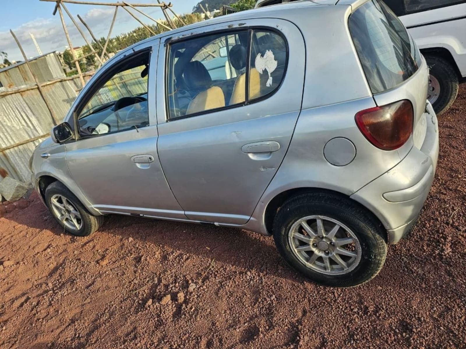 2003 Toyota Vitz β photo 3