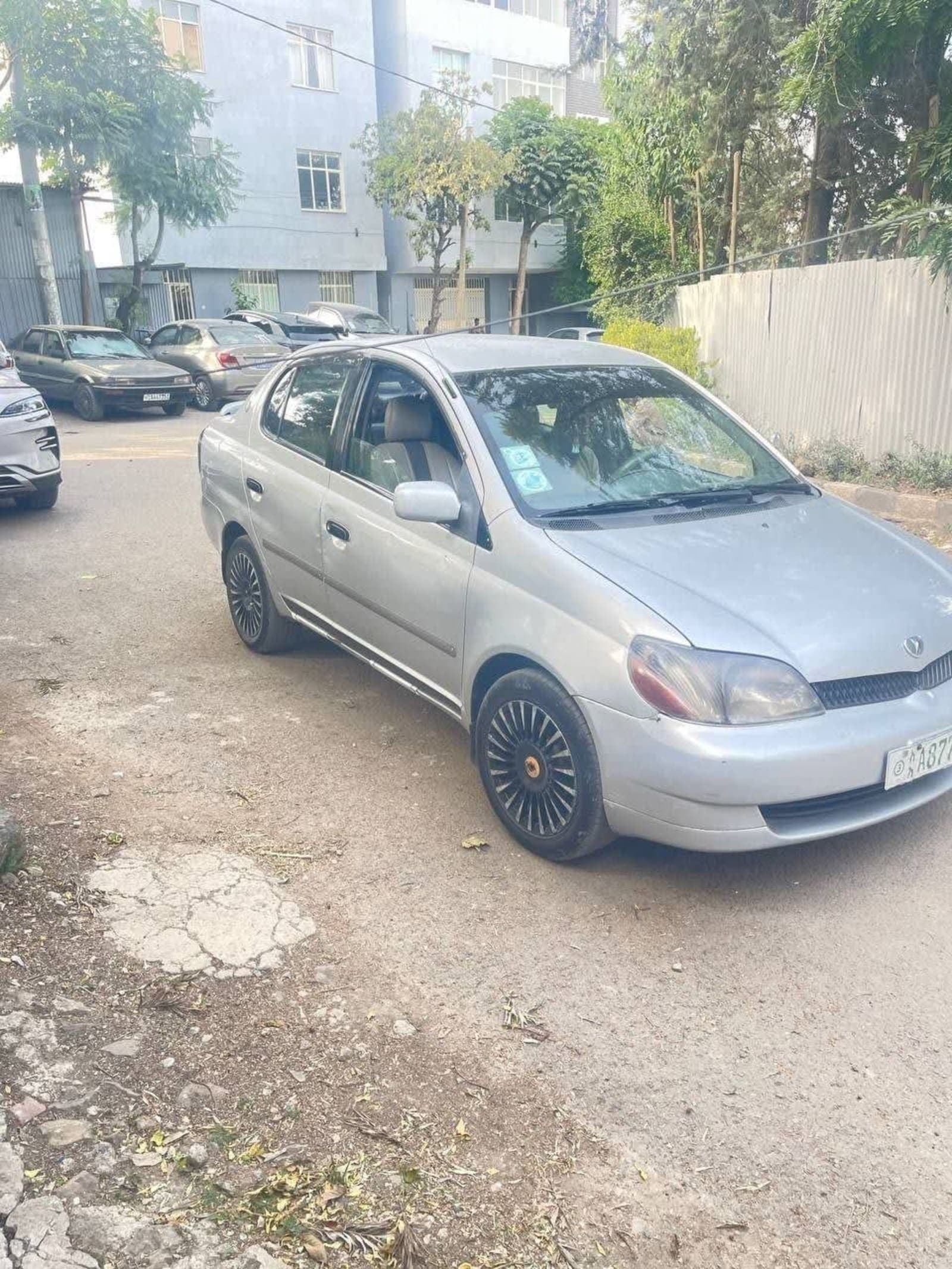 2001 Toyota Platz — photo 2