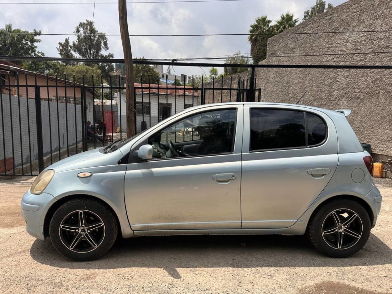 2004 Toyota Vitz — photo 1