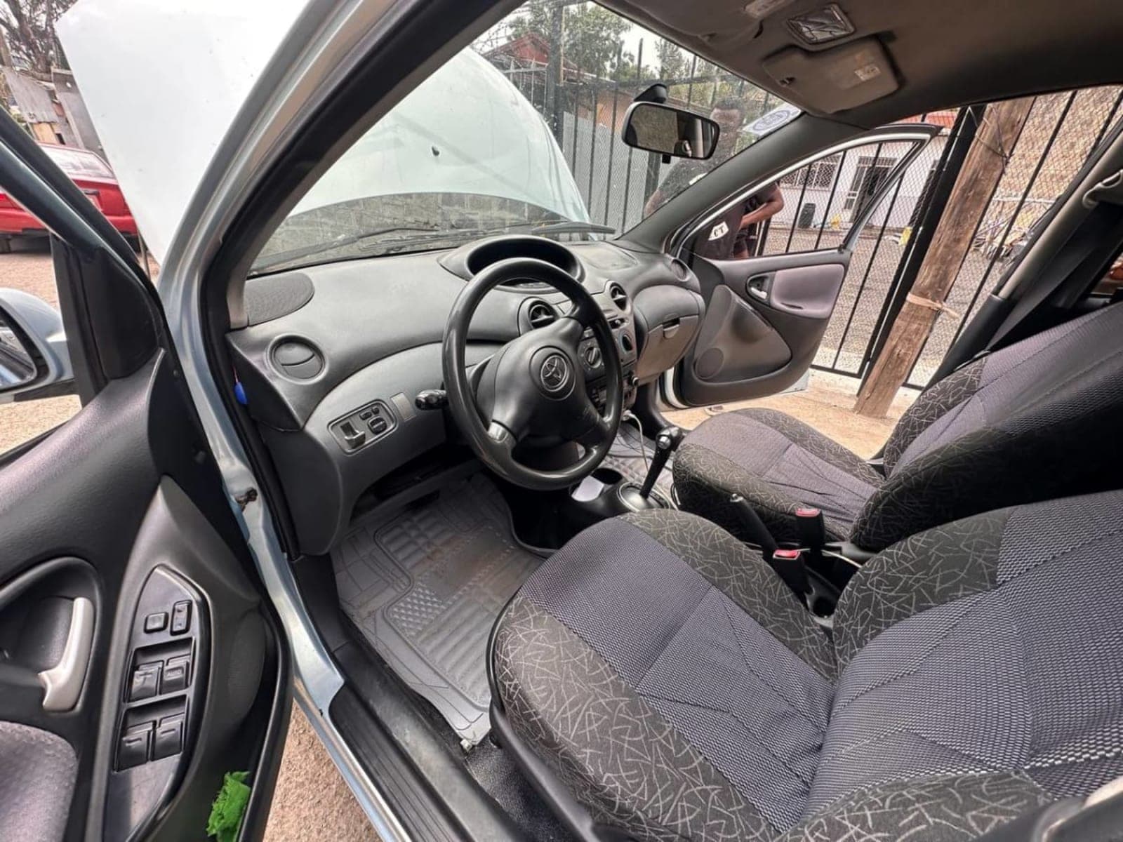2004 Toyota Vitz — photo 2