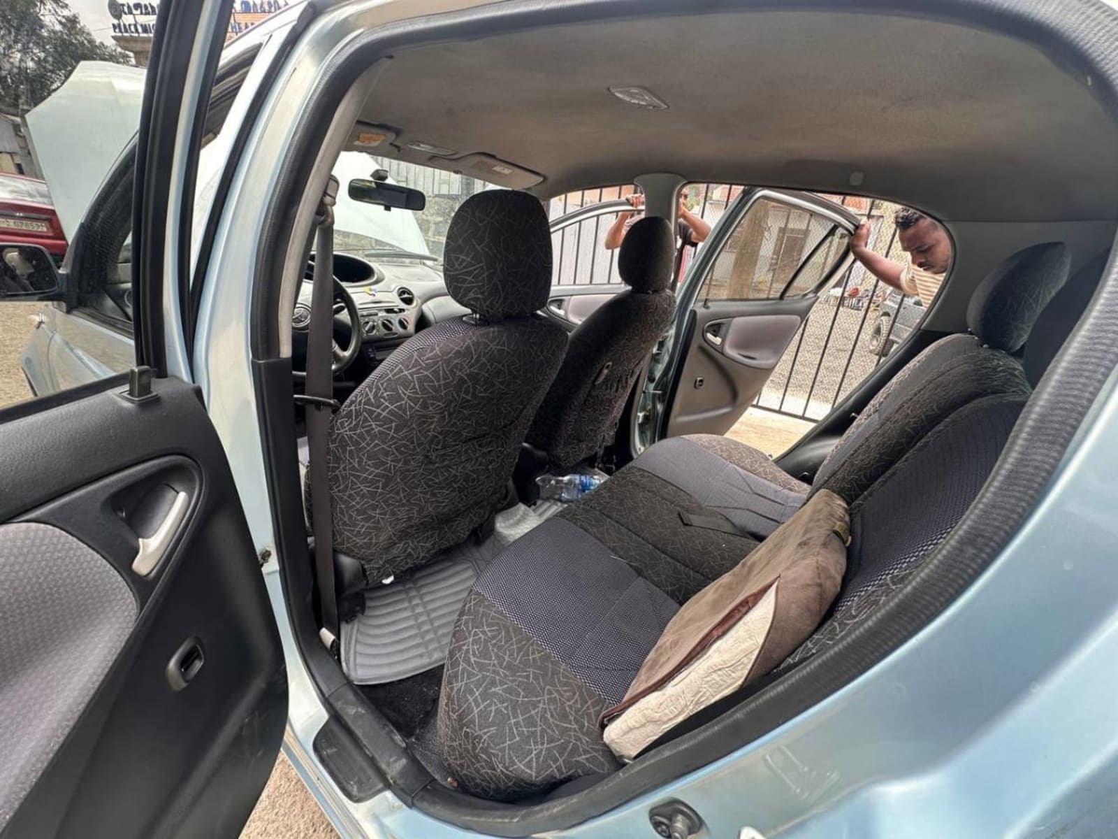 2004 Toyota Vitz — photo 5
