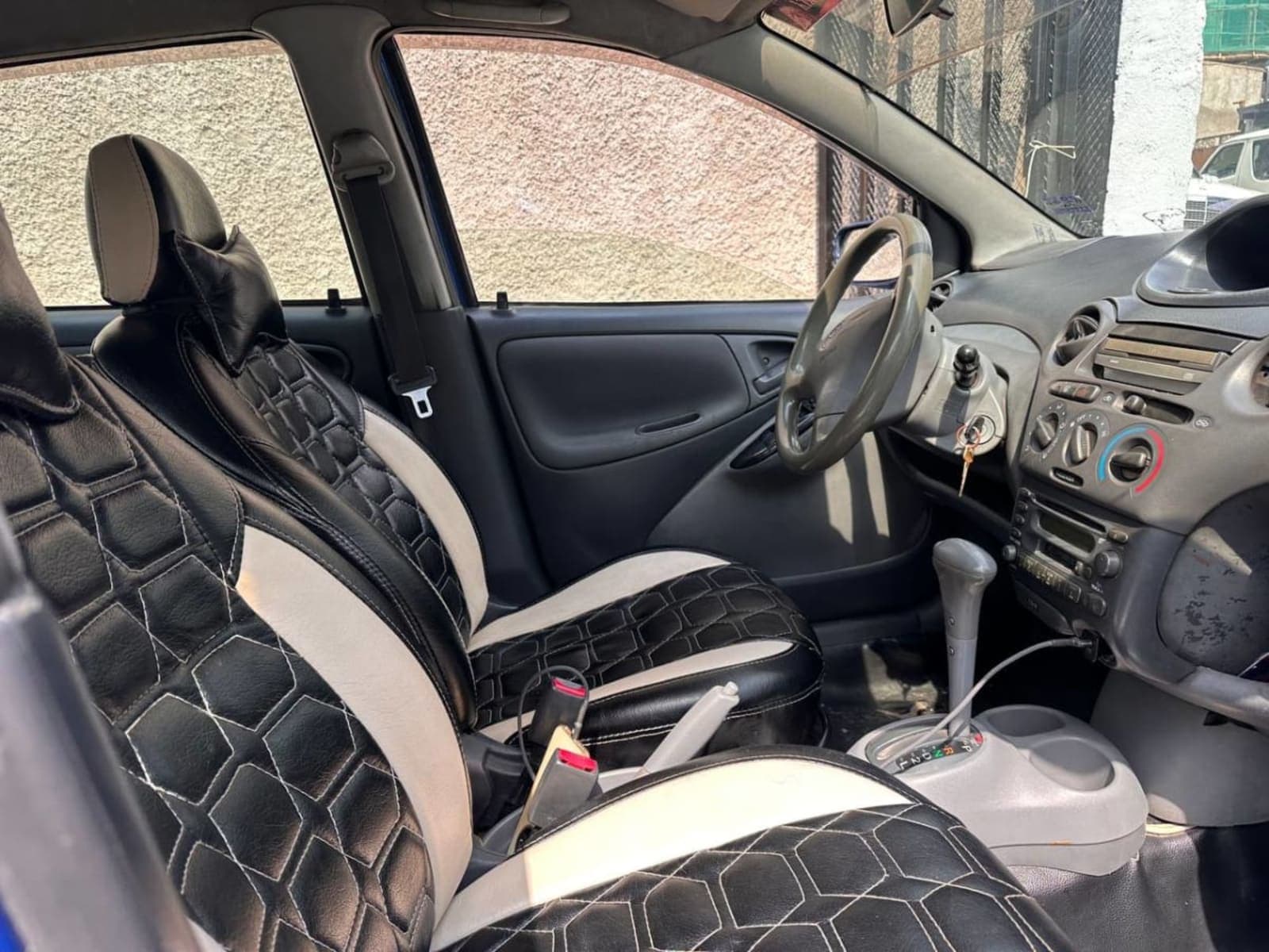 2001 Toyota Vitz — photo 2