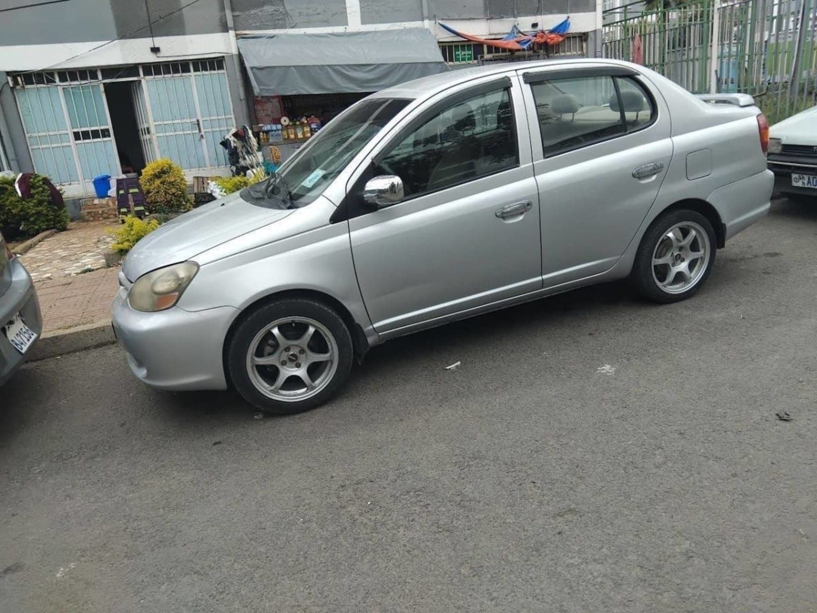 2005 Toyota Platz — photo 1
