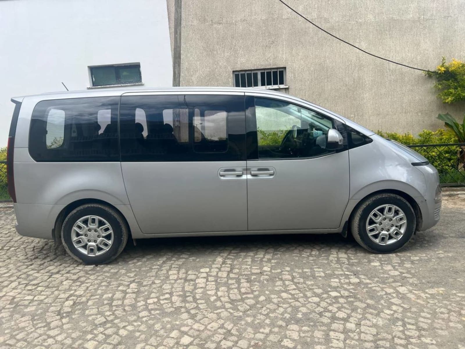 2023 Hyundai Staria — photo 2