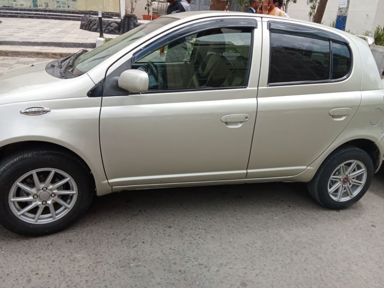 2002 Toyota Vitz — photo 1