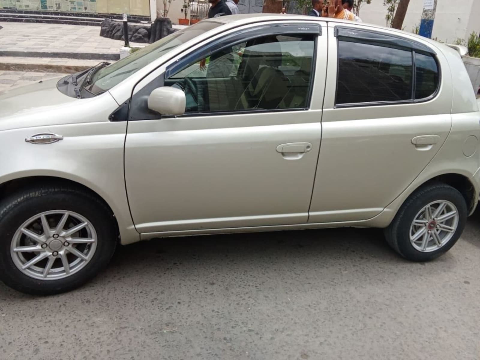 2002 Toyota Vitz — photo 2