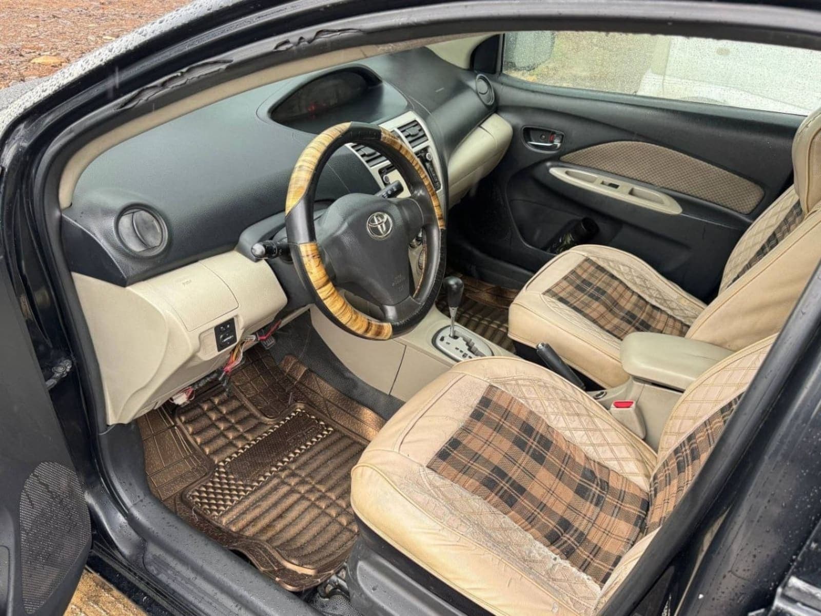 2008 Toyota Yaris sedan — photo 4